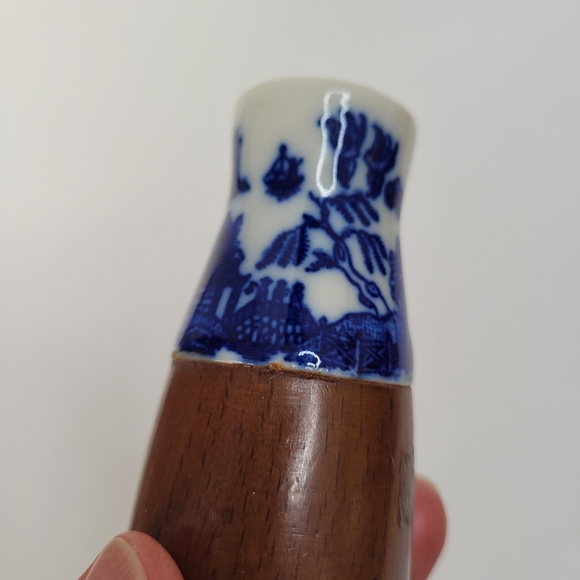 Vintage mid century wood and ceramic shakers - Picture 4 of 7